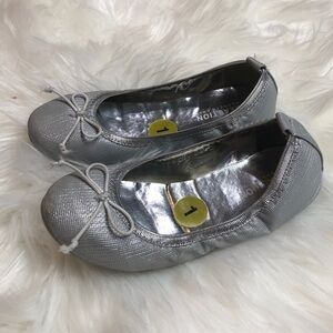 Reaction Kenneth Cole silver flat shoes size 1